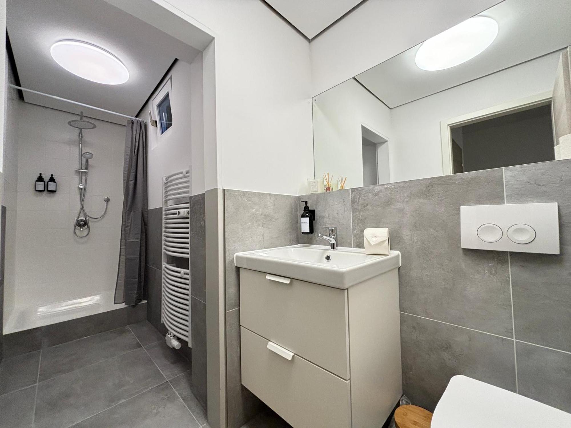 140Qm - 4 Zimmer- Parkplatz - Autobahn - Blauer See - Mallibase Apartments Garbsen Exteriör bild